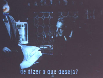 Um logo com um tipo por detr�s